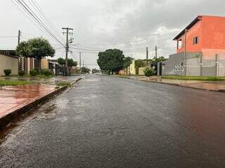 Chuva desta quarta-feira no Jardim Água Boa, região sul de Dourados (Foto: Adilson Domingos)