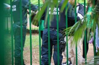 Policiais revistando as mochilas dos alunos nesta manhã. (Foto: Henrique Kawaminami)