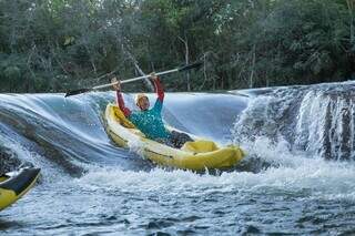 Turista se diverte em rio da região da Serra da Bodoquena (Foto: Divulgação)