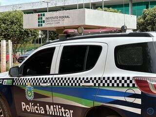 Policia Militar parada em frente ao IFMS após as mensagens de ataques (Foto:Sheila Forato/Edição MS)
