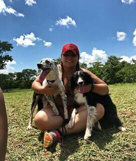 Gabrielli com os cães; a família diz que jovem veterinária sempre sonhou com a carreira.