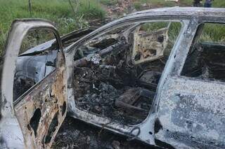 Carro ficou completamente destruído pelas chamas. (Foto: Paulo Francis)
