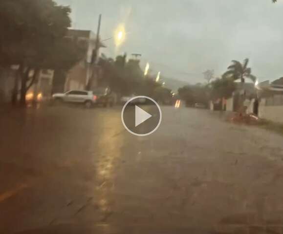 Corumb&aacute; come&ccedil;a esta quarta-feira com temporal e ruas alagadas