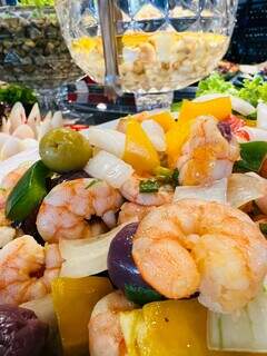 Experimente o salmão, bacalhau, camarão e caranguejos do buffet. 