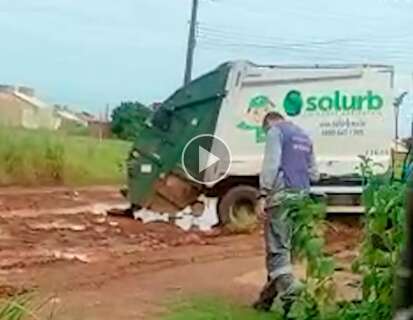 Caminhão de lixo fica atolado por quase 3 horas em rua de lama