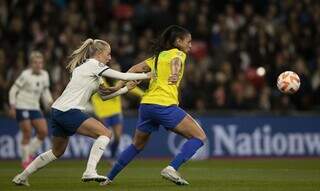 Bia Zaneratto com a posse da bola em partida disputada na tarde desta quinta-feira (6). (Foto: Thais Magalhães/CBF/Agência Brasil)