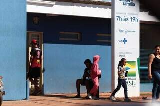 Pacientes na frente de unidade de saúde na Capital; postos têm tido aumento de indivíduos com sintomas de dengue. (Foto: Marcos Maluf)