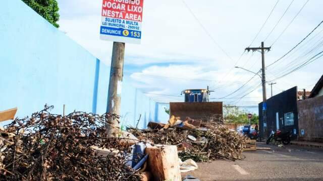 Ve&iacute;culo flagrado descartando lixo ser&aacute; registrado no Detran