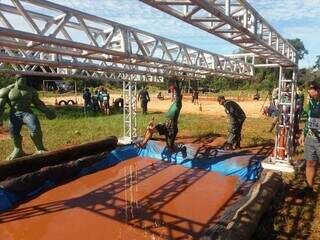 Atleta realiza atividades relacionadas ao desempenho físico em edição do Desafio do Bope. (Foto: Fundesporte)