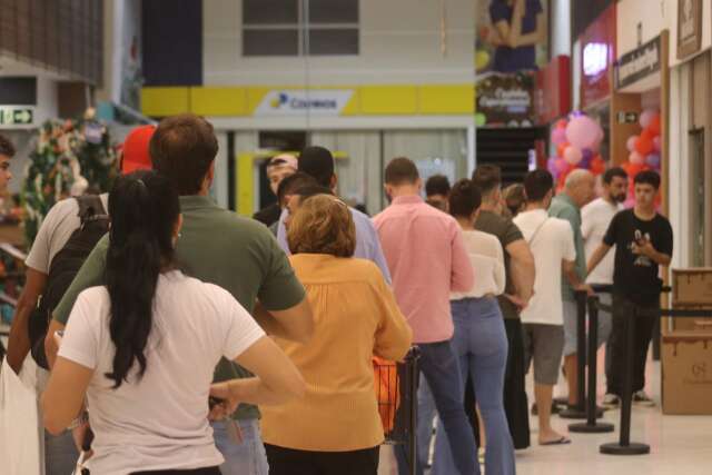 Consumidores aproveitam sa&iacute;da do trabalho e fazem fila para compras de P&aacute;scoa