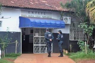 Policiais durante fiscalizaçã em escola de Campo Grande. (Foto: Paulo Francis/Arquivo)