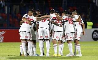 Jogadores comemoram vitória após partida na Argentina. (Foto: Rubens Chiri/São Paulo)