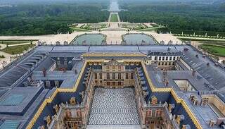 Localizado a 27 km de Paris, o Palácio de Versalhes foi uma residência rural para caça usada por Luís XIII, rei da França, entre 1610 e 1643 – Foto: Reprodução