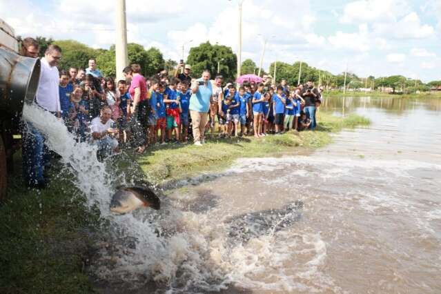 Com 3 toneladas de peixe, prefeitura libera pesca em lago de Dourados