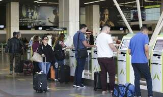 Passageiros realizam check-in em guichê de aeroporto. (Foto: Antônio Cruz/Agência Brasil)