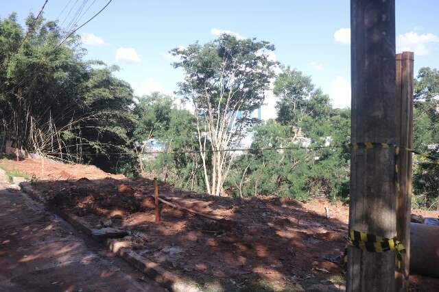 Moradores denunciam eros&atilde;o em &aacute;rea para constru&ccedil;&atilde;o de casas 