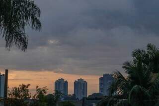 Céu da Capital com muitas nuvens neste início de manhã (Foto: Henrique Kawaminami)