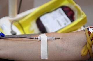 Homem doa bolsa de sangue em unidade do Hemosul. (Foto: Bruno Rezende)