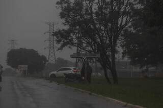 Tempo escureceu e chuva cai forte em muitos pontos da cidade. (Foto: Henrique Kawaminami)