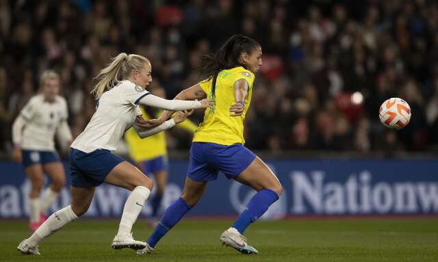 Inglaterra vence Brasil nos p&ecirc;naltis e fica com t&iacute;tulo da Final&iacute;ssima