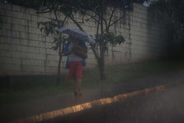 Capital tem manh&atilde; de chuva e meteorologia alerta para tempestade