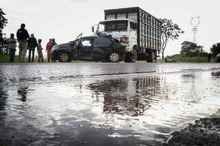 Prisma rodou na pista molhada e traseira atingiu a frente do caminhão. (Foto: Henrique Kawaminami)