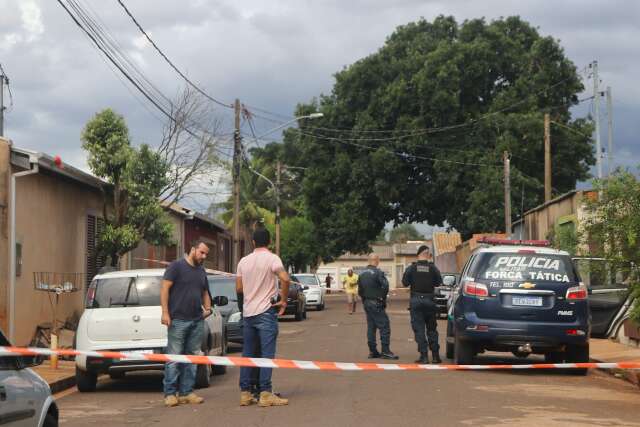 Baleado na cabe&ccedil;a, rapaz cai no meio da rua e &eacute; socorrido em estado grave