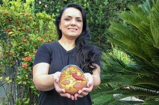 Sócio-proprietária da padaria, Daniela criou versão nova de ovo da Páscoa. (Foto: Juliano Almeida)