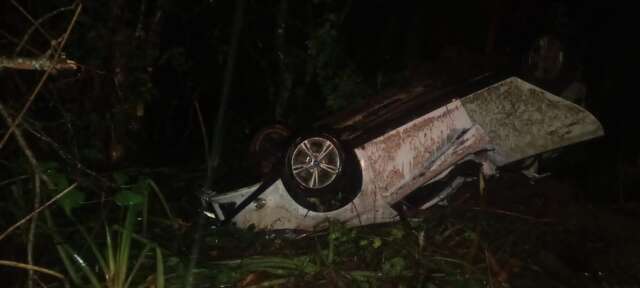 Carro Capota E Deixa Tr S Pessoas Feridas Na Ms Interior Campo