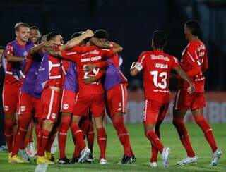 Elenco bragantino comemora vitória nesta quinta-feira (6). (Foto: Ari Ferreira/Red Bull Bragantino)