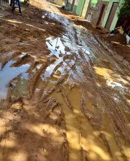 Poças de lama que ficaram na rua após chuva na tarde desta quinta-feira (6). (Foto: Direto das Ruas)