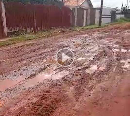 M&aacute;quinas levam cascalho e rua vira atoleiro no Lageado