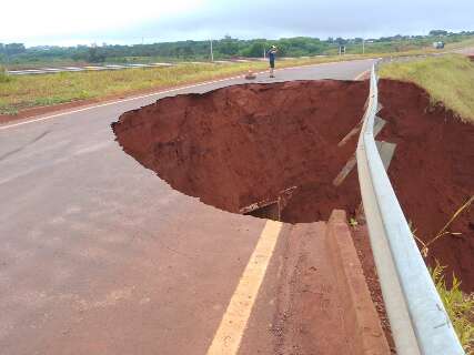 Após chuva, asfalto volta a ceder e abre cratera em rodovia estadual