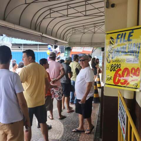 Mem&oacute;ria afetiva atrai at&eacute; evang&eacute;licos na fila pelo peixe da Sexta-feira Santa