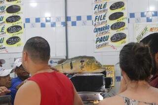 Mem&oacute;ria afetiva atrai at&eacute; evang&eacute;licos na fila pelo peixe da Sexta-feira Santa