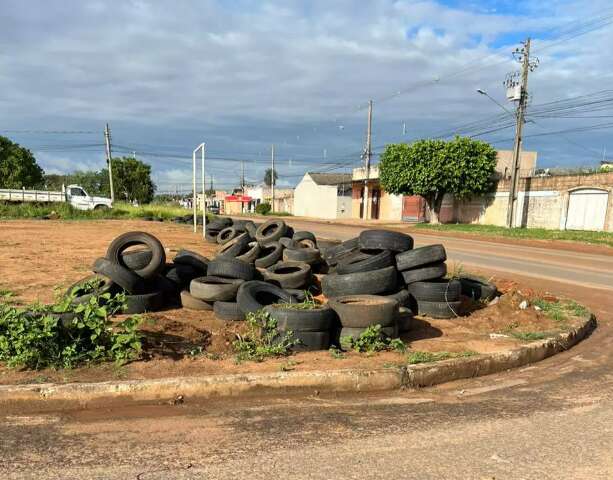 Risco de dengue, pneus jogados em campinho preocupam morador