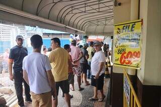 Mem&oacute;ria afetiva atrai at&eacute; evang&eacute;licos na fila pelo peixe da Sexta-feira Santa