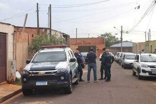 Movimentação das equipes do GOI e da Polícia Militar no local onde rapaz foi encontrado. (Foto: Paulo Francis)