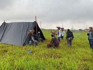 Grupo de indígenas ocuparam área onde é erguido muro para condomínio. (Foto: Direto das Ruas)