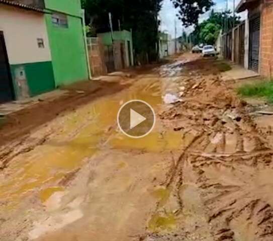 Ap&oacute;s servi&ccedil;o inacabado, moradora reclama de lama em rua intransit&aacute;vel 