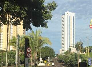 Amanhecer com céu aberto na região do Shopping Campo Grande (Foto: Paulo Francis)