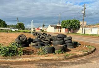 Campo de futebol com pneus descartados na Rua Divino de Castro, esquina com Engenheiro Paulo Frontin (Foto: Direto das Ruas)