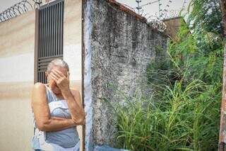 Aposentada vizinha ao terreno trata diversos problemas de saúde e diz temer a dengue (Foto: Henrique Kawaminami)