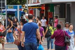 &Agrave;s v&eacute;speras da P&aacute;scoa, consumidores lotam Centro e se deparam com poucas op&ccedil;&otilde;es