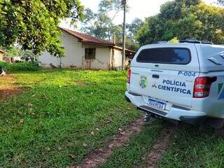 Viatura da perícia no local onde aconteceu o crime neste sábado. (Foto: Jornal da Nova)