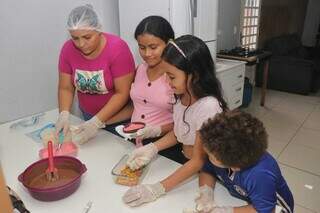 Mãe e as crianças na produção do chocolate. (Foto: Paulo Francis)