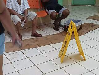 Pacientes esperam atendimento com goteira e piso molhado (Foto: Direto das Ruas)