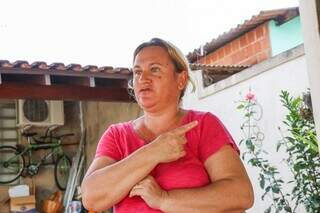 Tânia Zotele, moradora do Estrela Dalva, reclamando da conta de luz (Foto: Henrique Kawaminami)