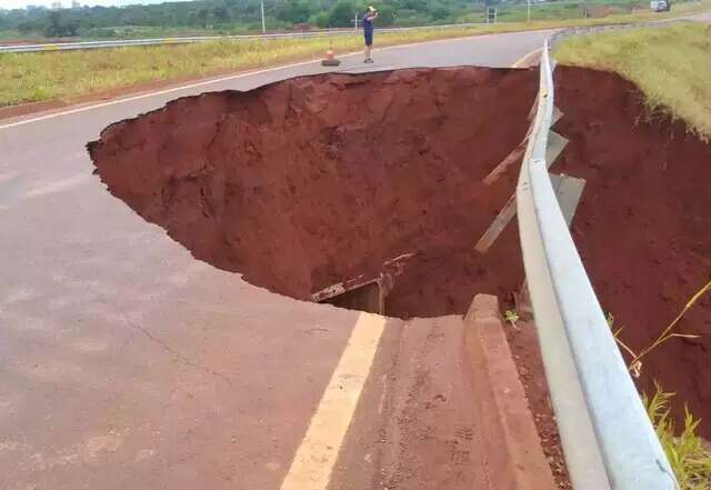 Reparo de nova cratera deve entrar em contrato emergencial j&aacute; em vigor