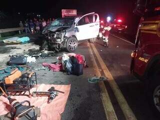 Fiat Argo e equipes de socorro no local da colisão no dia do acidente que 4 jovem morreram. (Foto: Divulgação/PRF)